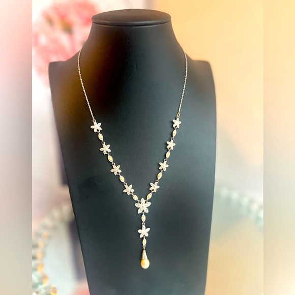 Intricate Silver and White Necklace with Pearl Drop 18’ - Picture 4 of 5